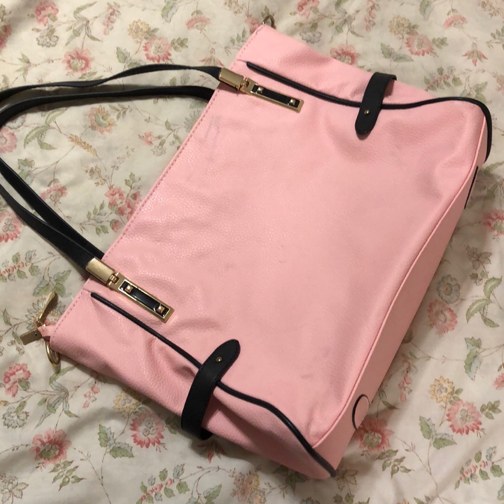 Adorable pink shoulder bag - gently used! - Picture 6 of 7
